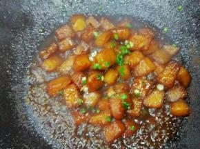 煮到汤汁差不多收干，冬瓜软烂，就可以下葱花翻炒均匀起锅