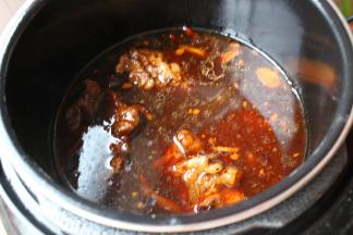 程序结束后，牛肉就炖好了，不要捞出来，再浸泡几个小时