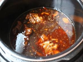 程序结束后，牛肉就炖好了，不要捞出来，再浸泡几个小时