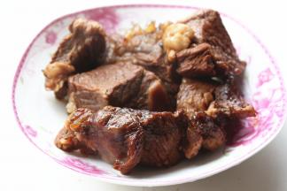 浸泡好的牛肉捞出来晾干