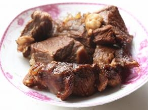 浸泡好的牛肉捞出来晾干