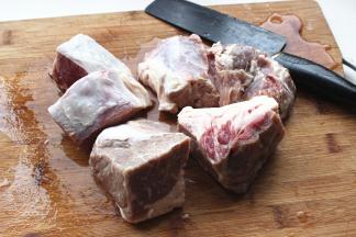 牛肉浸泡血水后切成大块