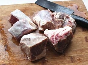 牛肉浸泡血水后切成大块