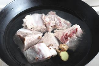 冷水入锅，加入姜片和花椒，家里香料都用光了，只有花椒了，烧开后再煮5分钟