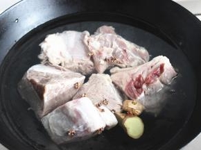 冷水入锅，加入姜片和花椒，家里香料都用光了，只有花椒了，烧开后再煮5分钟