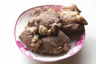 绰过水的牛肉洗去血末等脏东西
