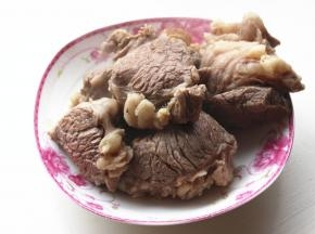绰过水的牛肉洗去血末等脏东西