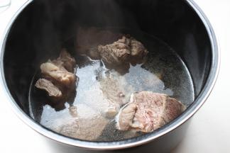 放入压力锅，加入适量热水