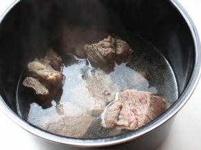 放入压力锅，加入适量热水