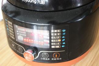 压力锅选择牛肉键，压力选择4档，启动压力锅