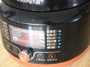 压力锅选择牛肉键，压力选择4档，启动压力锅