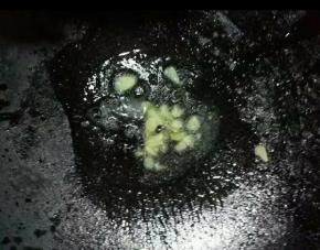热锅下油，放入蒜片爆香