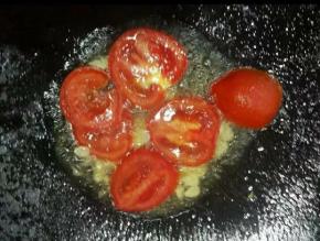 放入番茄煎出红油