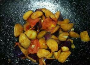 倒入茄子翻炒均匀