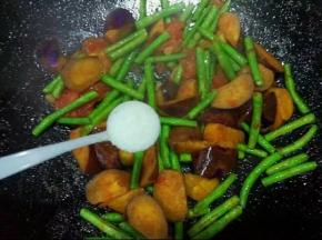 往里加入一匙盐调味