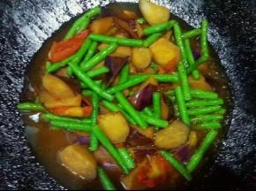 倒入差不多没过食材的清水