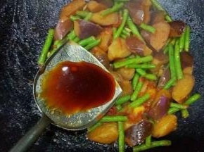 炖煮到水差不多干的时候加入一勺蚝油