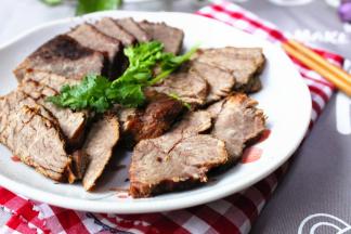 晾干的牛肉最好冰箱冷藏一下再切，热的时候切容易切碎