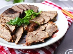 晾干的牛肉最好冰箱冷藏一下再切，热的时候切容易切碎