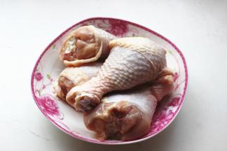 鸡腿清洗干净，炸锅的容量一次可以烤5个。