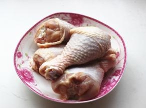 鸡腿清洗干净，炸锅的容量一次可以烤5个。