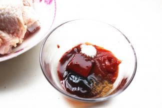 腌料全部放在一个小碗里。