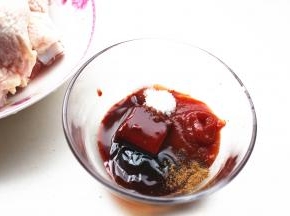 腌料全部放在一个小碗里。