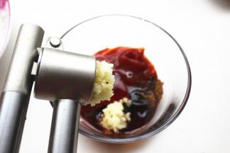 蒜用压蒜器压成蒜蓉，也加进去，混合均匀。