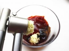 蒜用压蒜器压成蒜蓉，也加进去，混合均匀。