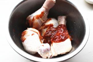 酱料和鸡腿混合。