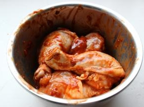 按摩一会，充分混合均匀，腌制4个小时以上，记得室温高的时候放冰箱里冷藏，以免变质。