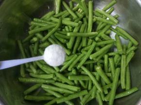 放到盘子里，加入三匙盐，抛均匀，腌制20分钟左右