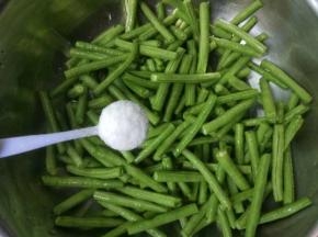 放到盘子里，加入三匙盐，抛均匀，腌制20分钟左右