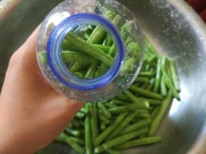 瓶子洗干净，豆角一根根放进去，装满可以抖一下瓶子，这样就会装得多点