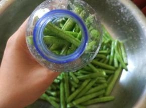 瓶子洗干净，豆角一根根放进去，装满可以抖一下瓶子，这样就会装得多点