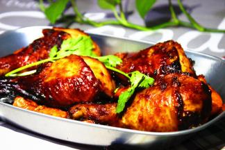 烤好的鸡腿，香气扑鼻，看着也是诱人的很，空气炸锅就是这么方便快捷。