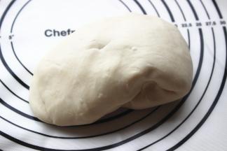 面团材料揉成团后，多揉一会，最好借助面包机或者厨师机，揉到扩展状态，延展性好的面团擀的时候才会分很多层而不漏麻酱。揉好的面团醒发一会，20分钟到30分钟即可。