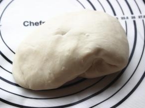 面团材料揉成团后，多揉一会，最好借助面包机或者厨师机，揉到扩展状态，延展性好的面团擀的时候才会分很多层而不漏麻酱。揉好的面团醒发一会，20分钟到30分钟即可。