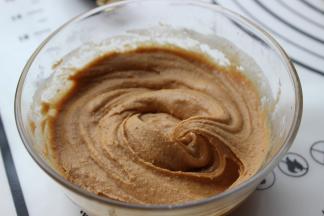 醒发面团的时候准备麻酱部分，没有芝麻酱了，我用了花生酱。麻酱部分的材料混合在一起，搅拌均匀，根据粘稠度适当增减面粉的量。能轻松抹开但又不会流动的状态就行。
麻酱部材料：
花生酱90克 芝麻油15克 食盐2克 中筋面粉30克 五香粉2克