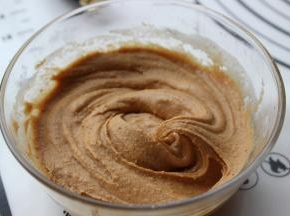 醒发面团的时候准备麻酱部分，没有芝麻酱了，我用了花生酱。麻酱部分的材料混合在一起，搅拌均匀，根据粘稠度适当增减面粉的量。能轻松抹开但又不会流动的状态就行。
麻酱部材料：
花生酱90克 芝麻油15克 食盐2克 中筋面粉30克 五香粉2克