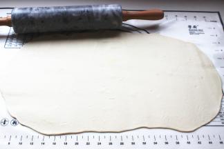 醒发好的面团擀成薄片，根据案板大小和自己的能力就行，没有硬性规定，想分层多久擀的薄一点。