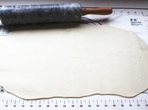 醒发好的面团擀成薄片，根据案板大小和自己的能力就行，没有硬性规定，想分层多久擀的薄一点。