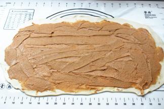 把刚才做好的麻酱全部抹上去，尽量抹均匀，留一边不要抹太靠边。