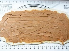 把刚才做好的麻酱全部抹上去，尽量抹均匀，留一边不要抹太靠边。