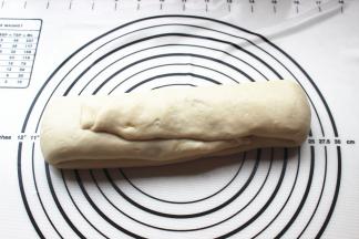 抹好麻酱的面片卷起来，两头如图折上去，按一下按扁，然后再放置醒发15分钟。