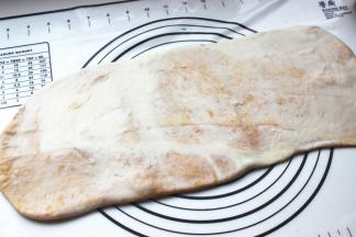 擀成方形的薄片，这时候可以看到里面隐约的麻酱，其实已经很薄了，越薄分层越多，但适当就好，不然就漏酱了。