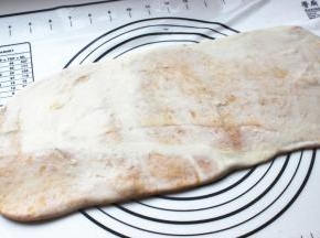 擀成方形的薄片，这时候可以看到里面隐约的麻酱，其实已经很薄了，越薄分层越多，但适当就好，不然就漏酱了。