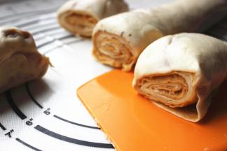 擀好的面片卷起来，尽量卷的紧一些，然后均匀切成8个剂子。