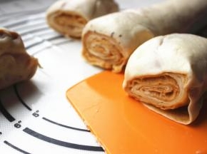 擀好的面片卷起来，尽量卷的紧一些，然后均匀切成8个剂子。