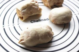 两头揪起来捏紧，包住麻酱，收口团一团压在下面，略微按扁一些。